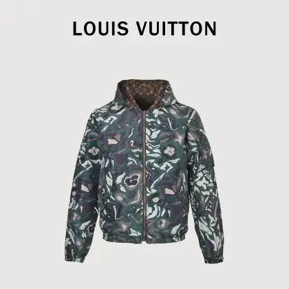 Louis Vuitton/路易威登 迷彩老花双面穿冲锋衣夹克外套 原版23000购入,双面穿夹克,两种风格随意切换,款式不需多说,低调奢华,双面都带走1V经典元素,宽松版型,上身休闲舒适.纯色面为软壳冲锋衣款,纯色简单款,仅胸口真皮装饰,里外五金全部双面刻字,原版一致去定制定染.衣身同色无色差,工费昂贵.里布为真丝提花面布,经典满幅logo提花工艺,全部需要织上去,工艺成本极高.